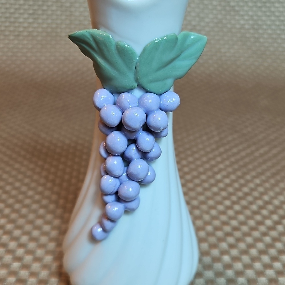 Vintage Small Vase Grapes Leaves Porcelain - Picture 2 of 5